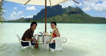 Albert and Yunike, honeymoon in Bora Bora